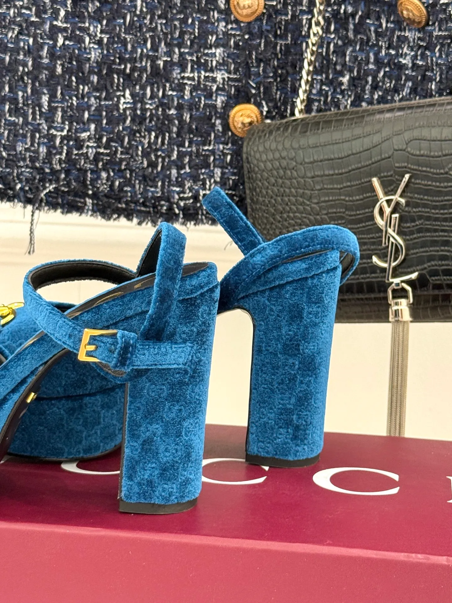 Factory direct sales p660🐘🐘Women's shoes Women's clothing Gucci/Gucci classic horsebit pointed velvet square toe waterproof platform high-heeled sandals When the classic horsebit meets velvet texture, these sandals have become synonymous with elegance and individuality. The square toe design breaks the sharpness of the pointed toe and adds a bit of retro laziness. The delicate velvet upper feels luxurious and shows a high-end texture with the flow of light and shadow. Every step brings a gentle aura. The iconic metal horsebit embellishes the shoe body, instantly awakening brand recognition and cleverly blending retro style with modern fashion. The golden ratio of waterproof platforms and high heels not only lengthens the leg lines but also reduces walking pressure, allowing elegance without compromising comfort. Whether worn with a gorgeous dress to attend a dinner party or paired with retro jeans for a daily look, it can easily hold the spotlight and become the finishing touch in the look, highlighting unique taste and extraordinary style. The fabric is made of original customized velvet and the inner pads are all sheepskin. Heel height: 10.8 Water platform: 3.3 Italian imported genuine leather outsole size: 35-39 (40/41/42 customized)